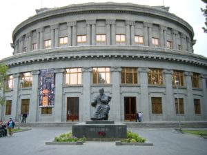 Опера здание с площадью Свободы